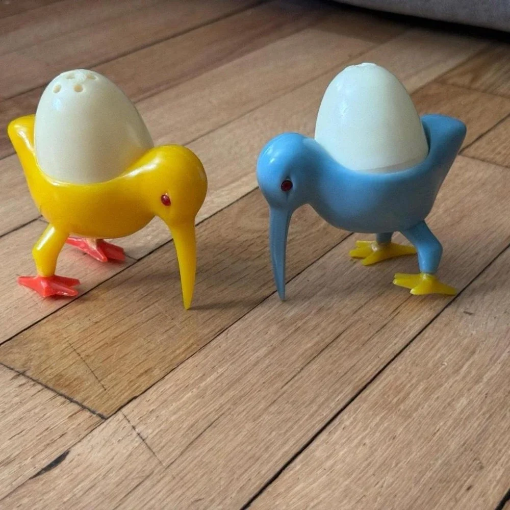 Vintage Kiwi Bird Salt‎ & Pepper Shaker Set Yellow Blue Plastic MCM Kitsch Retro
